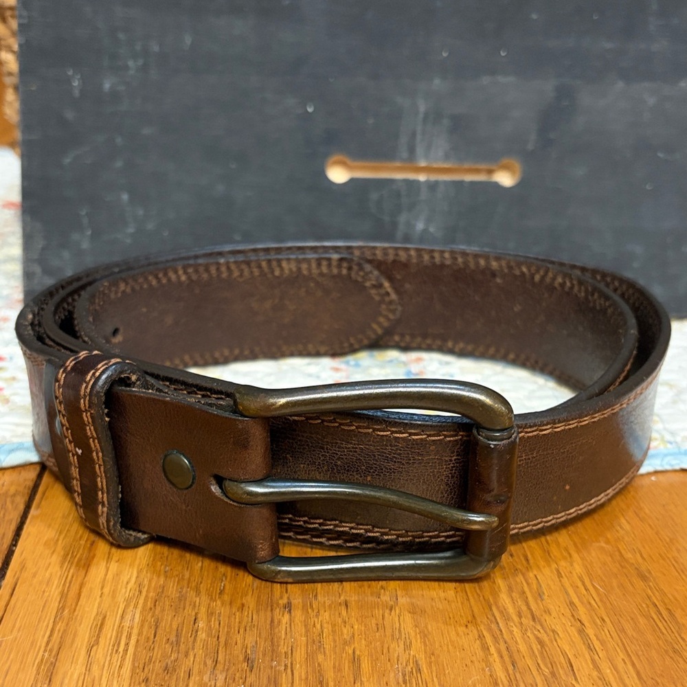 Mens Johnston & Murphy leather belt.